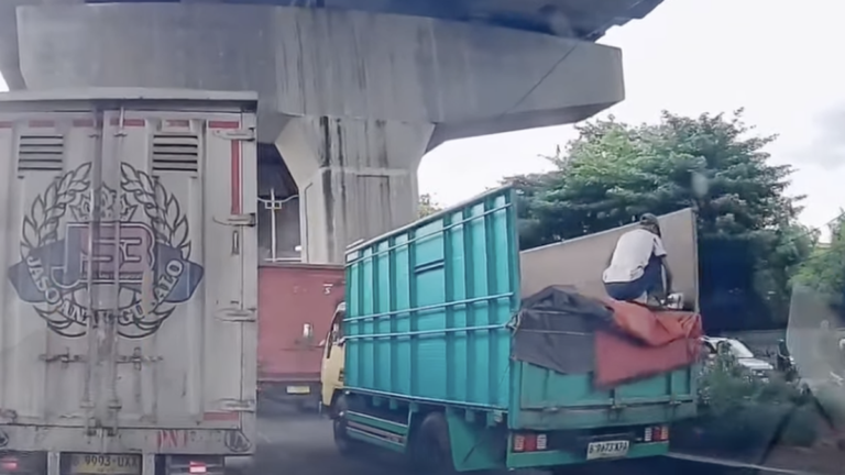 Polisi Ungkap Lokasi Aksi Bajing Loncat Curi Besi di Truk