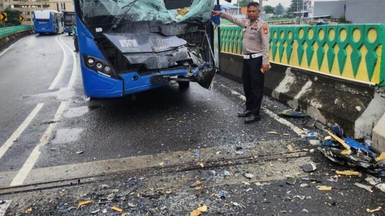 Kecelakaan Bus Transjakarta Diduga Akibat Sopir Kelelahan